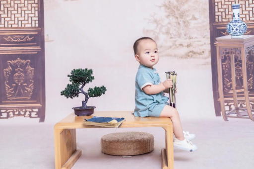 偃师宝宝边吃奶边挣扎烦躁